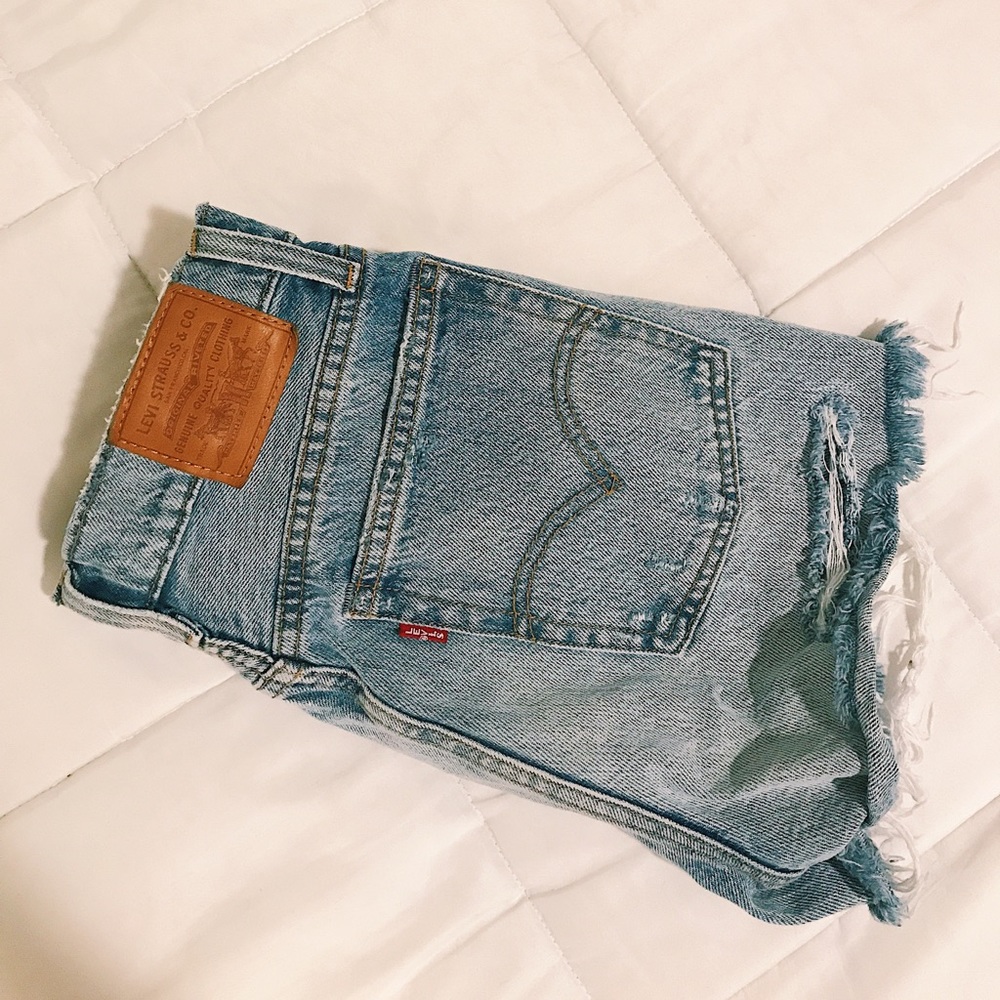 Levi's Wedgie Shorts✨✨ Excellent Condition!!